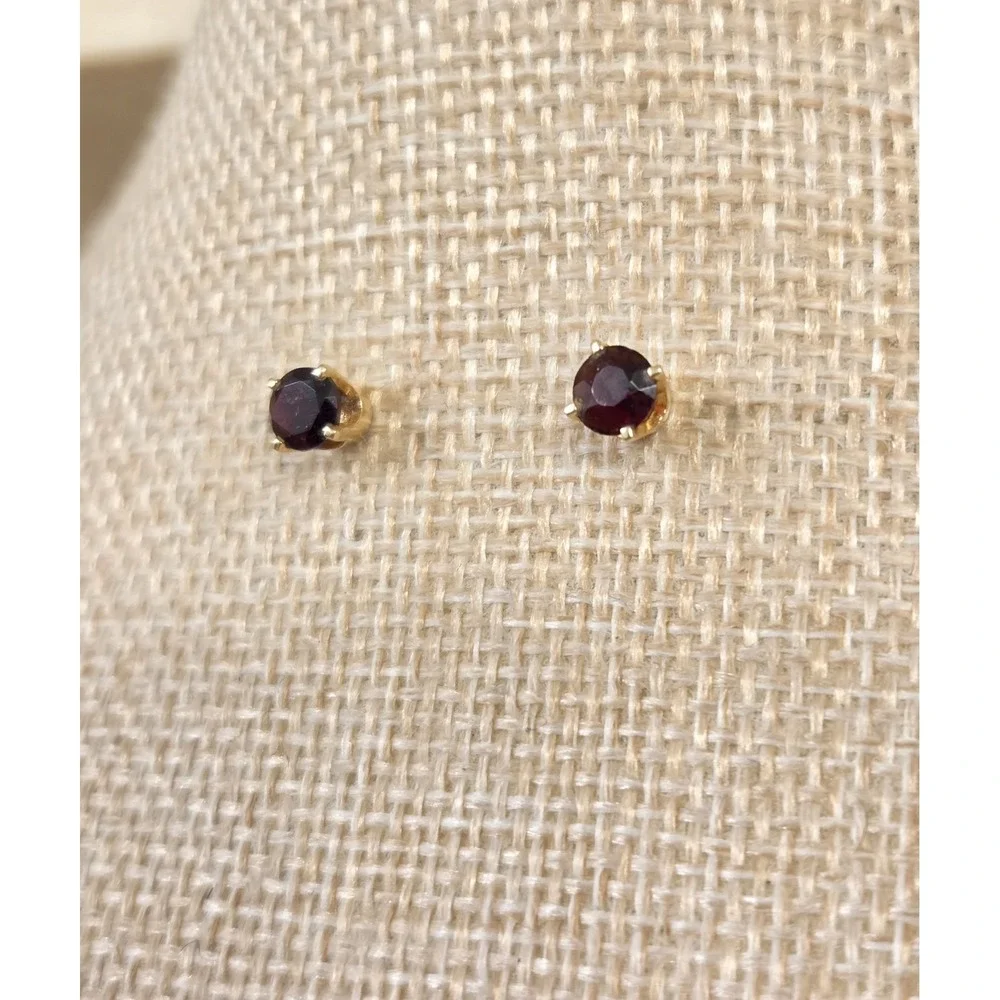 Vintage 14k Yellow Gold & 5mm Garnet Stud Earrings